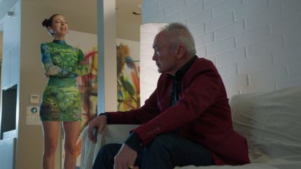 Bad Painter Junge Frau im grünen MIni steht neben altem Mann Mann im weinroten Sakko